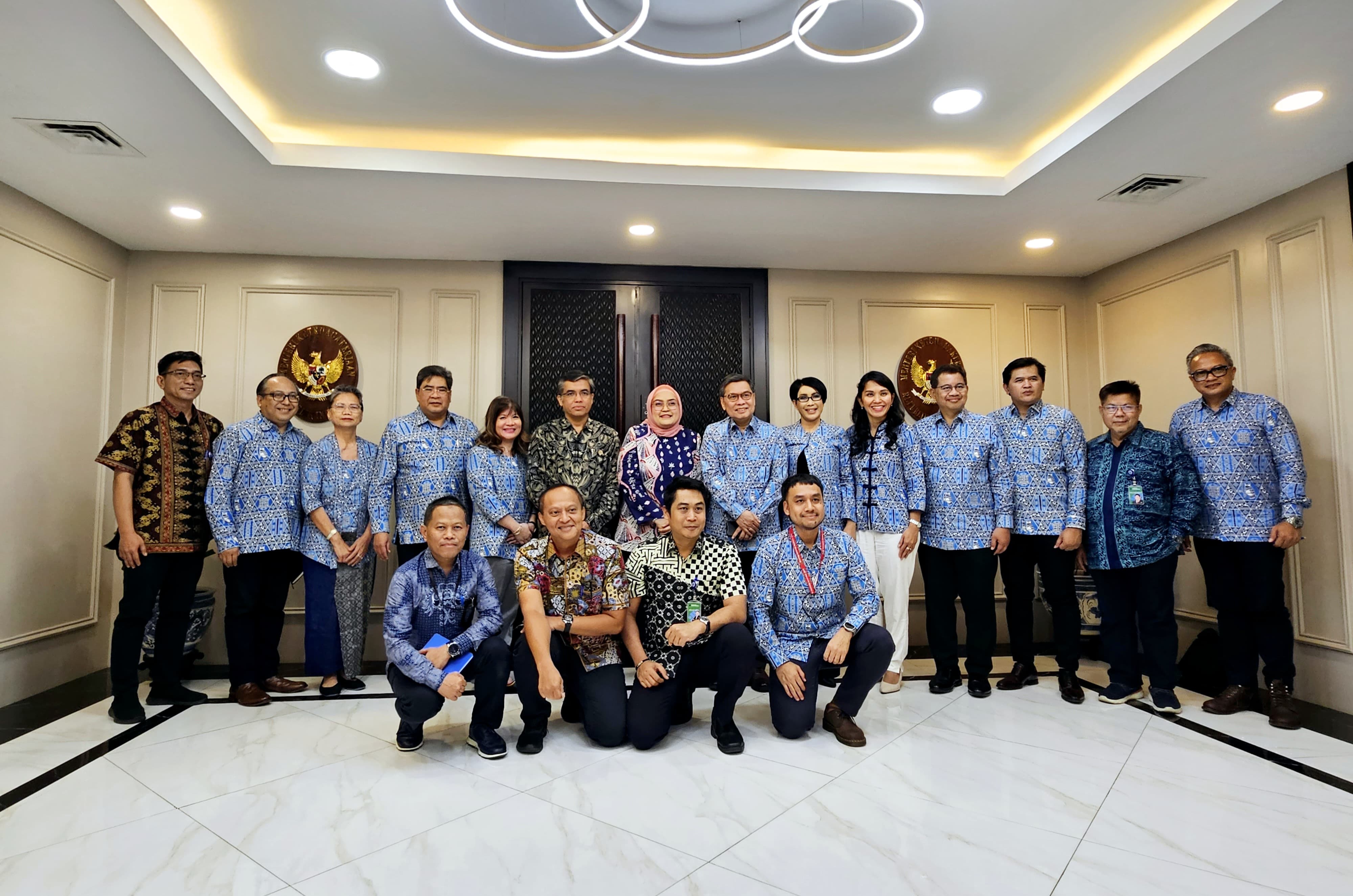 Audiensi dengan Kemenaker RI Bersama DPN APINDO, DPP APINDO Jawa Barat, Ning Wahyu A dan Menteri Ketenagakerjaan, Prof. Ir. Yassierli, ST., MT., Ph.D.